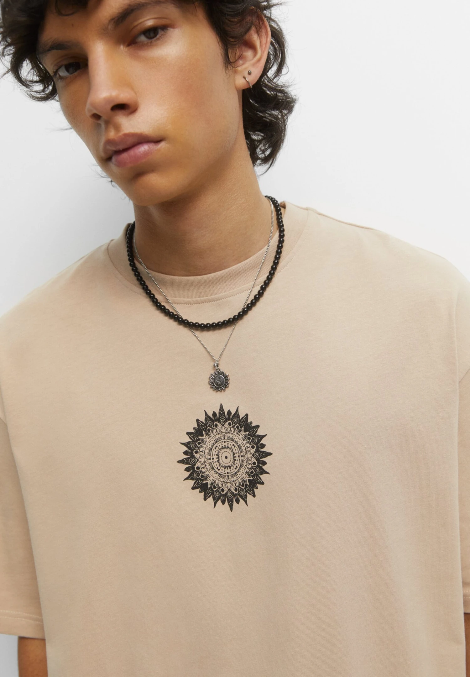 PULL & BEAR Mandala Tear Drops T-Shirt Con StampaOchre Uomo T-shirt E Polo PUC22O1Q0-O11 4 PULL & BEAR Mandala Tear Drops T-Shirt Con StampaOchre Uomo T-shirt E Polo PUC22O1Q0-O11 - immagine 4