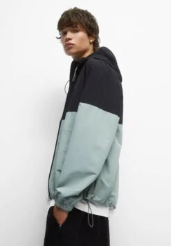 PULL & BEAR BlockImpermeabileLight Green Uomo Giacche PUC22T0SI-M11 -Pull & Bear 680ffe2a7a264124b6a9d23c994c41c6