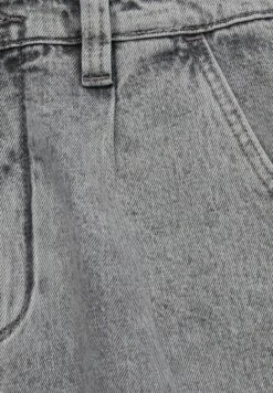 PULL & BEAR Wide-Leg With DartsBermuda Shorts Di JeansDark Grey Uomo Bermuda PUC22F0DE-C11 -Pull & Bear 694ac9cc8f6b4b63a4d3f8664d38dbc7