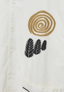 PULL & BEAR Embroidered Short SleeveCamiciaWhite Uomo Camicie PUC82N000-A11 14 PULL & BEAR Embroidered Short SleeveCamiciaWhite Uomo Camicie PUC82N000-A11 -Pull & Bear 6aacdb6ce72b42d684a6c82a8e508419