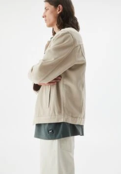 PULL & BEAR BasicTruckerGiacca LeggeraSand Uomo Giacche PUC22T0SQ-B11 10 PULL & BEAR BasicTruckerGiacca LeggeraSand Uomo Giacche PUC22T0SQ-B11 -Pull & Bear 6af037d7cf6f4fb4b3b9f0de04c6b635