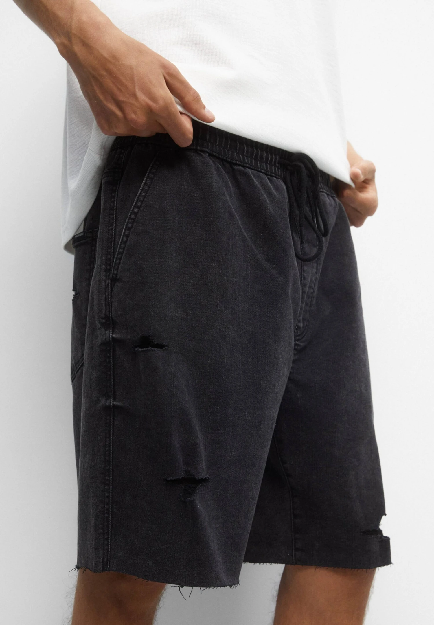 PULL & BEAR Ripped Bermuda Shorts Di JeansBlack Uomo Bermuda PUC22F0D8-Q11 4 PULL & BEAR Ripped Bermuda Shorts Di JeansBlack Uomo Bermuda PUC22F0D8-Q11 - immagine 4