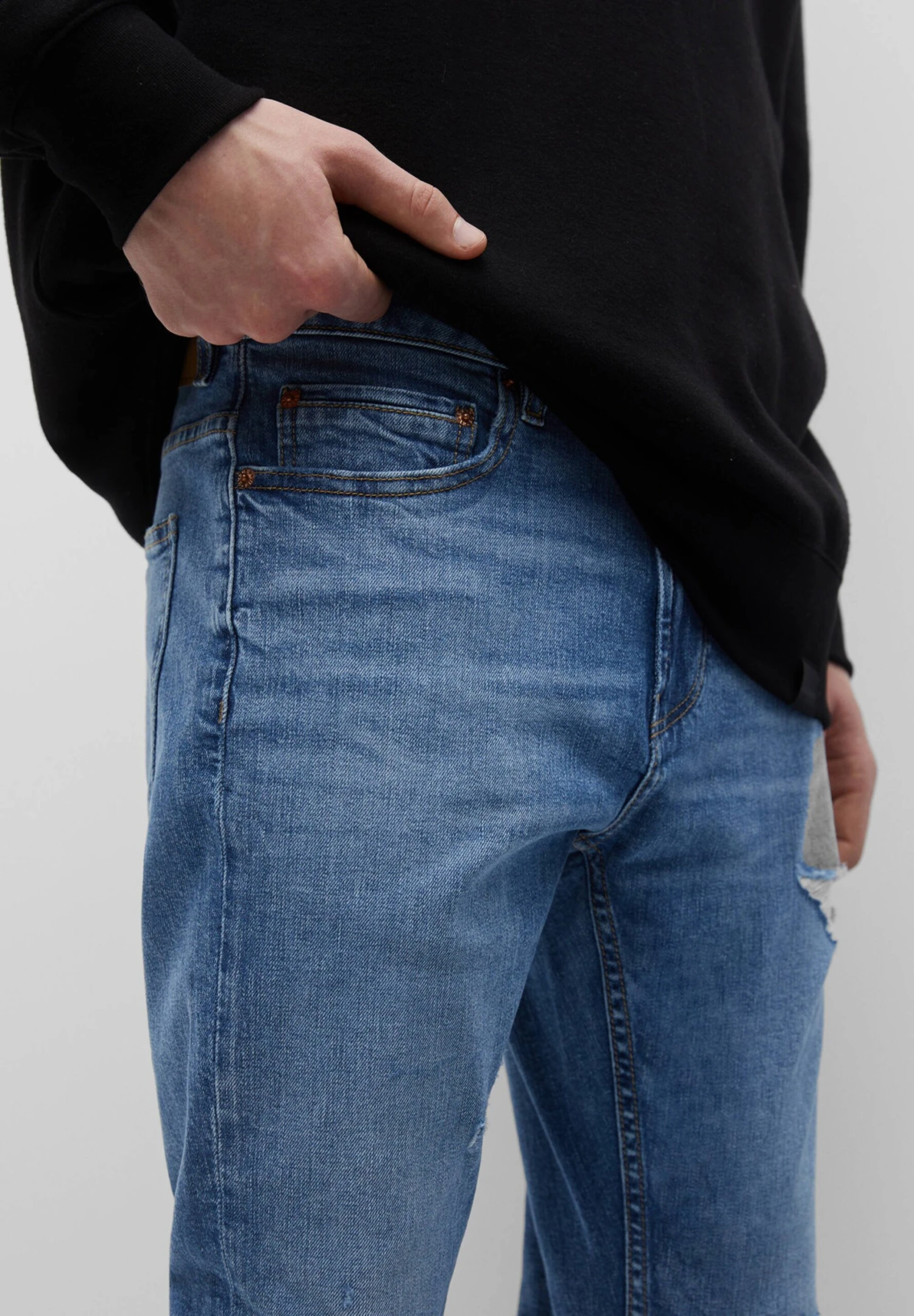 PULL & BEAR Basic With Ripped Detail - Jeans Slim Fit - Blue Denim 4 PULL & BEAR Basic With Ripped Detail - Jeans Slim Fit - Blue Denim - immagine 4