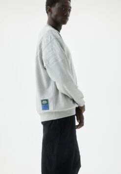 PULL & BEAR Detroit VarsityFelpaGrey Uomo Maglieria E Felpe PUC22S0R6-C11 -Pull & Bear 6d5a1f5877dc40109ee78697ecb48545