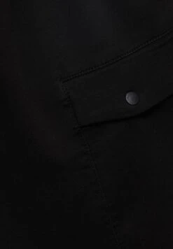 PULL & BEAR With PocketsPantaloni SportiviBlack Uomo Pantaloni PUC22E0EV-Q11 -Pull & Bear 6e85a886bd264e1b83b22de949155f87