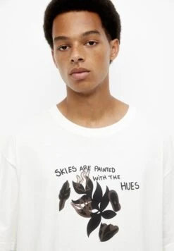 PULL & BEAR Skies Are Painted With The HuesT-Shirt Con StampaWhite Uomo T-shirt E Polo PUC22O1OZ-A11 8 PULL & BEAR Skies Are Painted With The HuesT-Shirt Con StampaWhite Uomo T-shirt E Polo PUC22O1OZ-A11 -Pull & Bear 70a50346caf8494593598d8bab2c4750