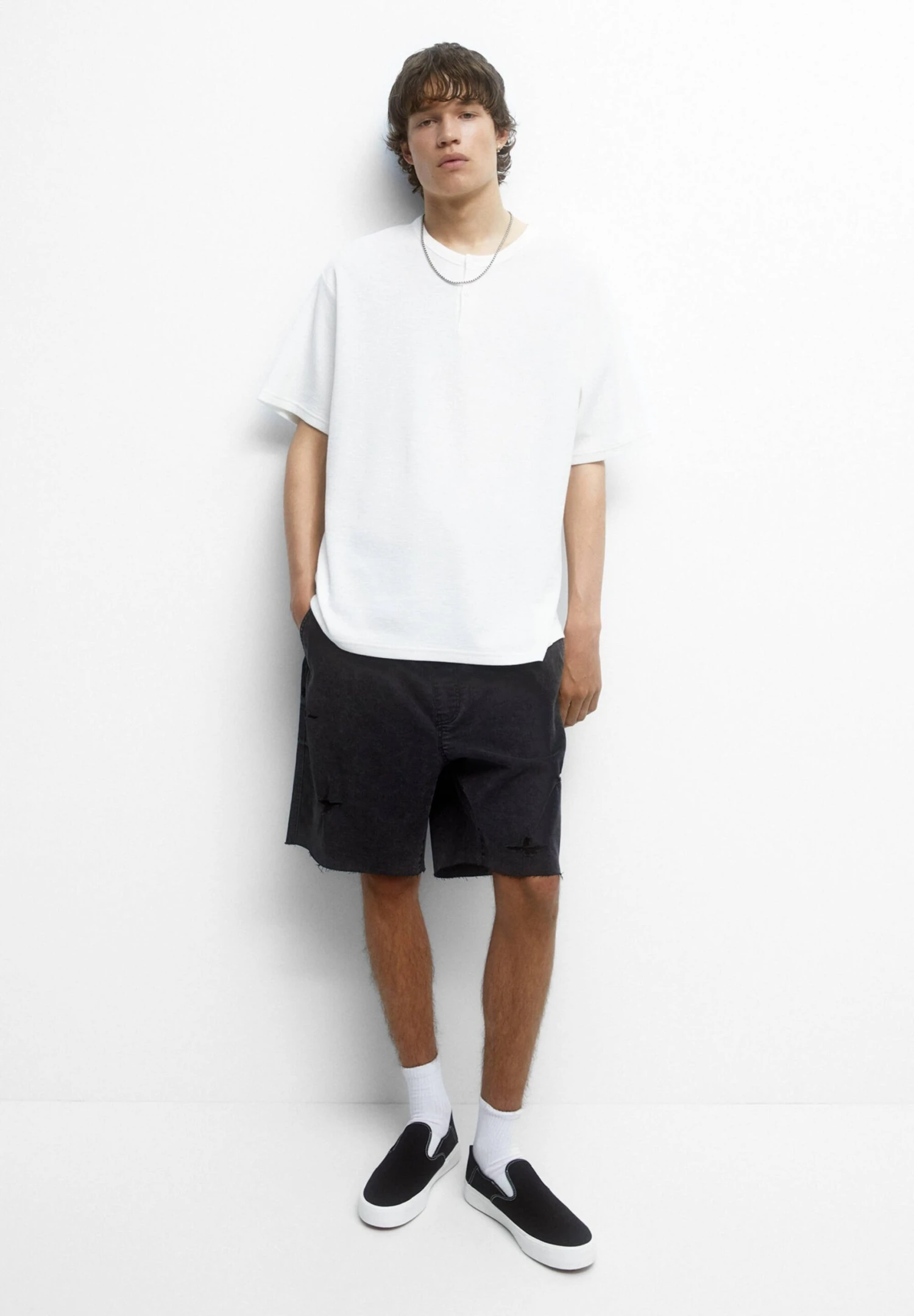 PULL & BEAR Ripped Bermuda Shorts Di JeansBlack Uomo Bermuda PUC22F0D8-Q11 2 PULL & BEAR Ripped Bermuda Shorts Di JeansBlack Uomo Bermuda PUC22F0D8-Q11 - immagine 2
