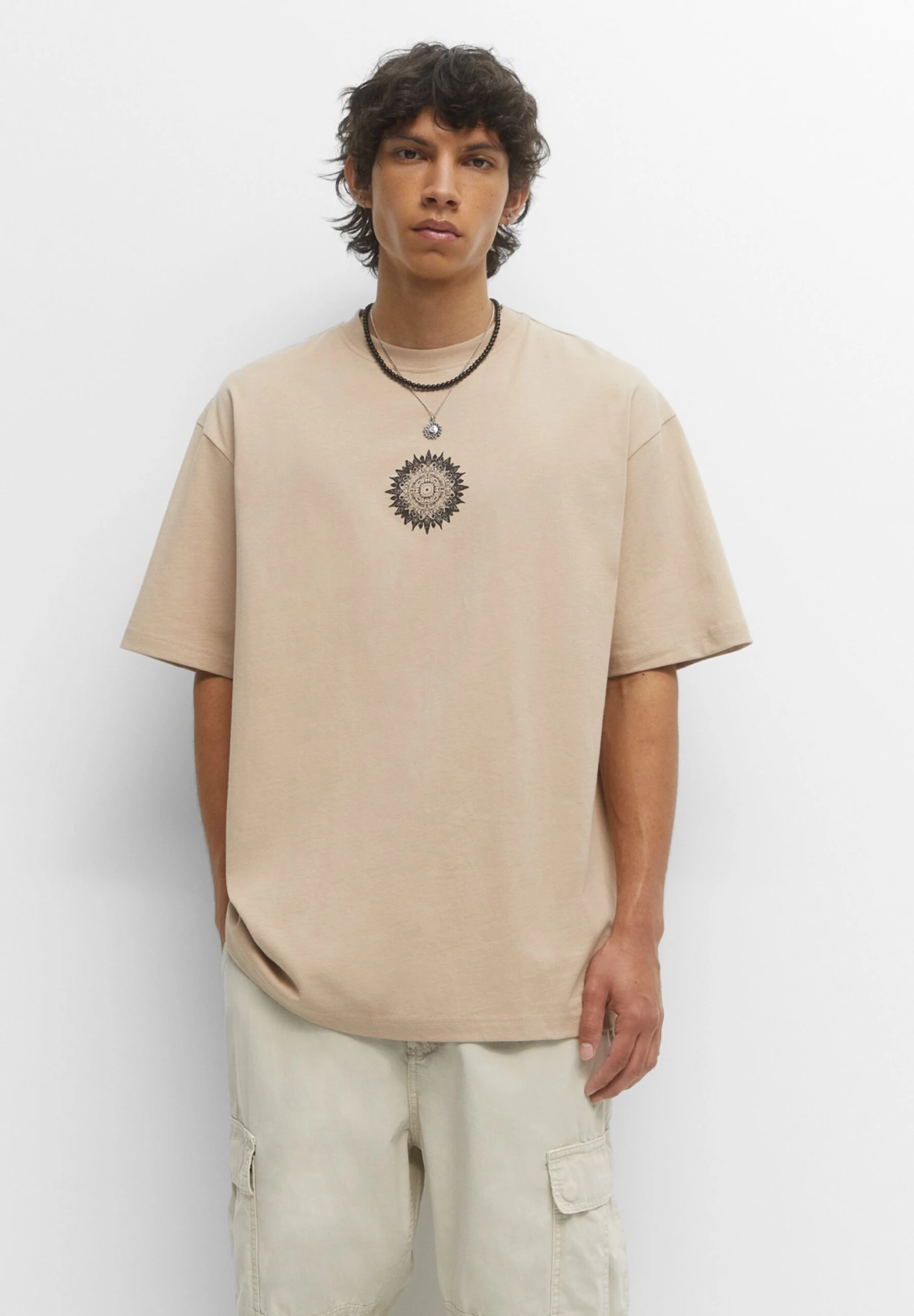 PULL & BEAR Mandala Tear Drops T-Shirt Con StampaOchre Uomo T-shirt E Polo PUC22O1Q0-O11 3 PULL & BEAR Mandala Tear Drops T-Shirt Con StampaOchre Uomo T-shirt E Polo PUC22O1Q0-O11 - immagine 3