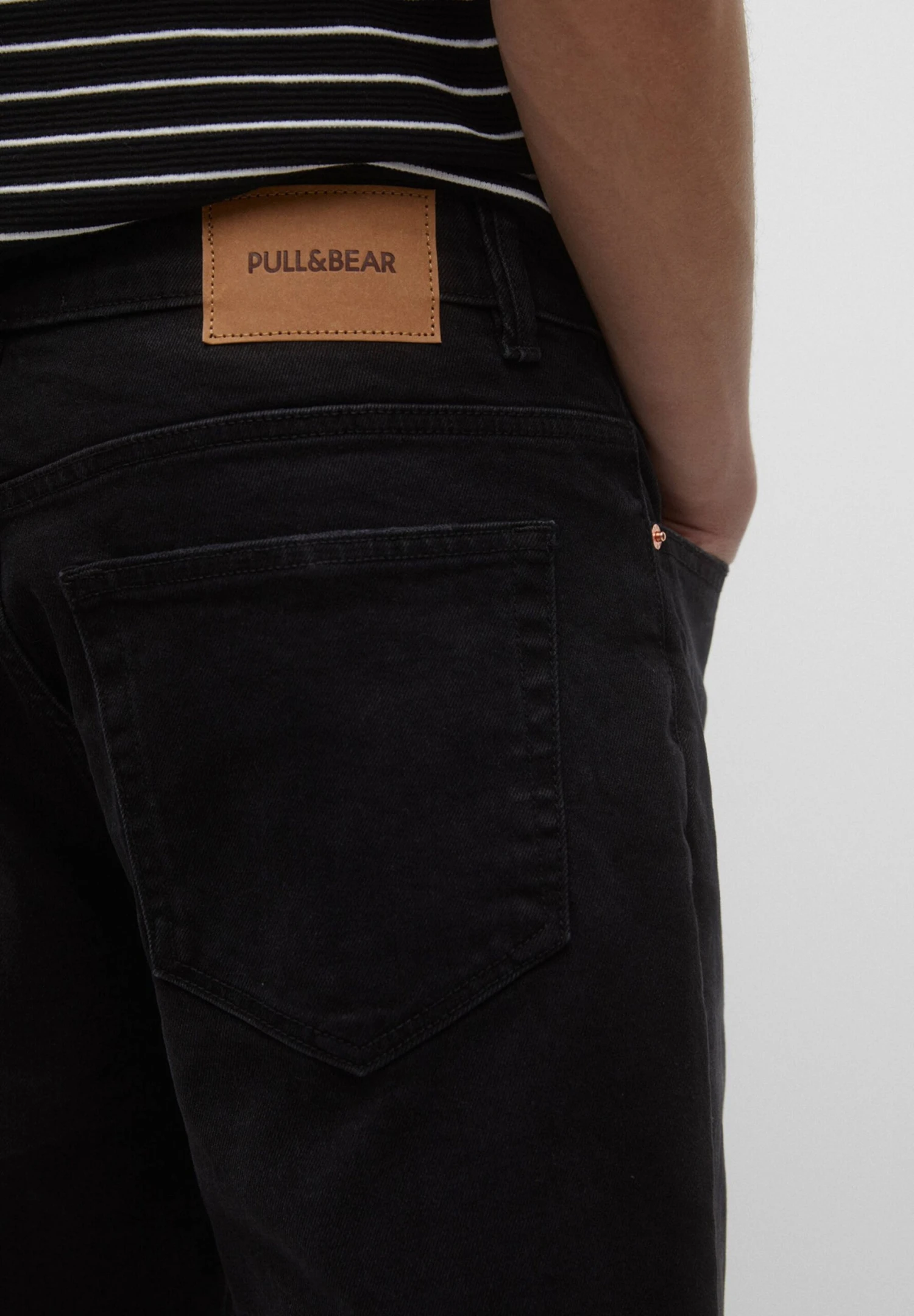 PULL & BEAR BermudaShorts Di JeansBlack Denim Uomo Jeans PUC22F0BN-Q11 5 PULL & BEAR BermudaShorts Di JeansBlack Denim Uomo Jeans PUC22F0BN-Q11 - immagine 5