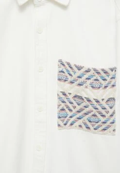 PULL & BEAR Long Sleeve With PocketCamiciaWhite Uomo Camicie PUC22D0KK-A11 12 PULL & BEAR Long Sleeve With PocketCamiciaWhite Uomo Camicie PUC22D0KK-A11 -Pull & Bear 7c6cbc6325cc4e929210f4aecf4dd0d6