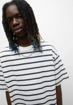 PULL & BEAR Garment-Dyed StripedT-Shirt Con StampaDark Blue Uomo T-shirt E Polo PUC22O1KN-K12 10 PULL & BEAR Garment-Dyed StripedT-Shirt Con StampaDark Blue Uomo T-shirt E Polo PUC22O1KN-K12 -Pull & Bear 7cd6784d927749c6b7555969b1655754