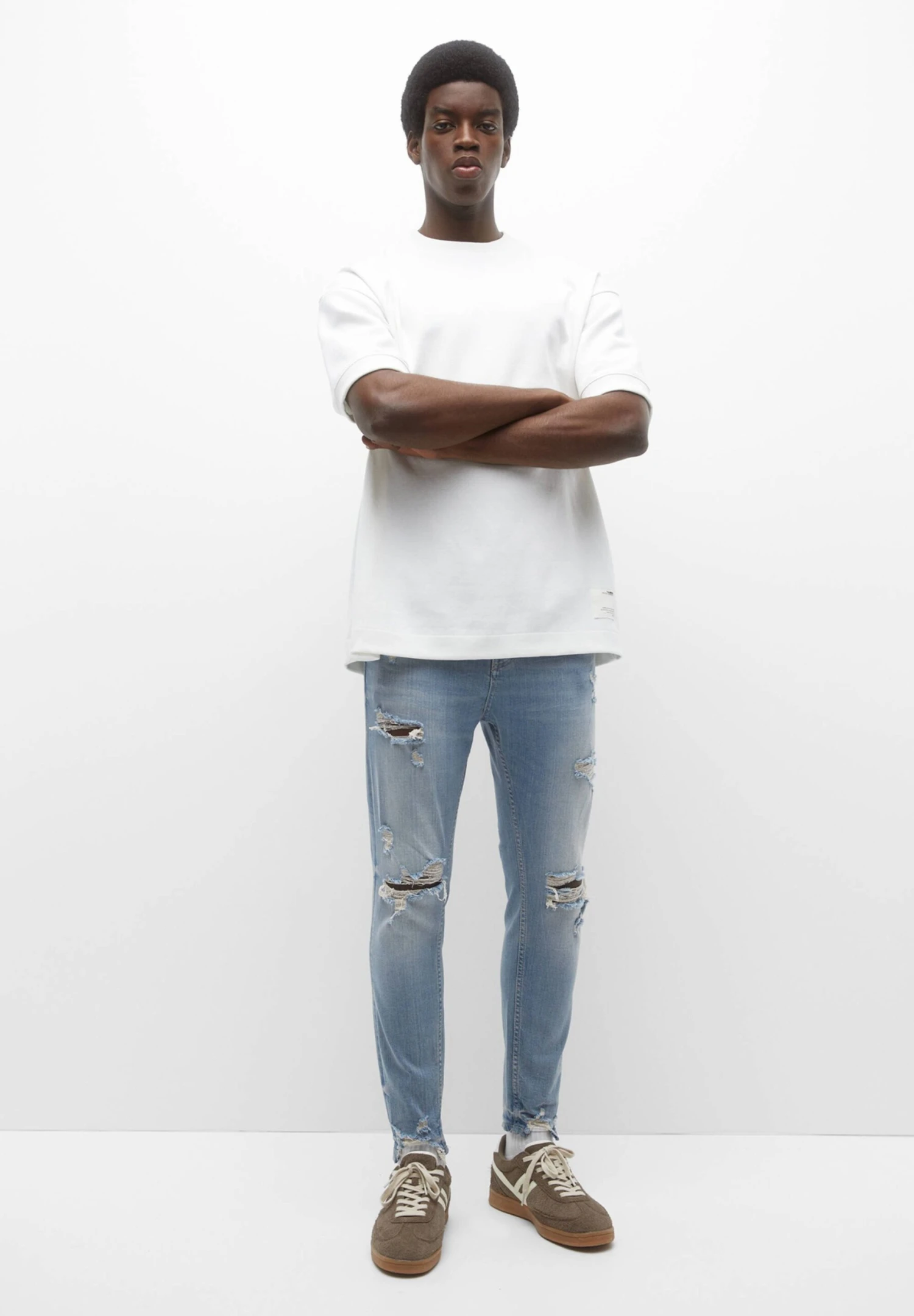 PULL & BEAR Ripped Carrot FitJeans Tapered FitLight Blue Denim Uomo Jeans PUC22G0NI-K12 2 PULL & BEAR Ripped Carrot FitJeans Tapered FitLight Blue Denim Uomo Jeans PUC22G0NI-K12 - immagine 2