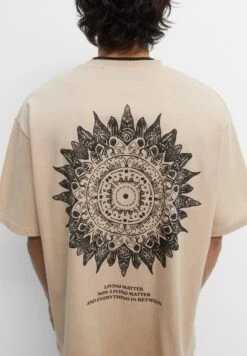PULL & BEAR Mandala Tear Drops T-Shirt Con StampaOchre Uomo T-shirt E Polo PUC22O1Q0-O11 10 PULL & BEAR Mandala Tear Drops T-Shirt Con StampaOchre Uomo T-shirt E Polo PUC22O1Q0-O11 -Pull & Bear 7db052d4b9744ce18a212de90c095ca3
