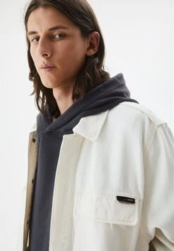 PULL & BEAR BasicTruckerGiacca LeggeraWhite Uomo Giacche PUC22T0SQ-A11 -Pull & Bear 7f1728b0eb7545b48f90c807aa68d563