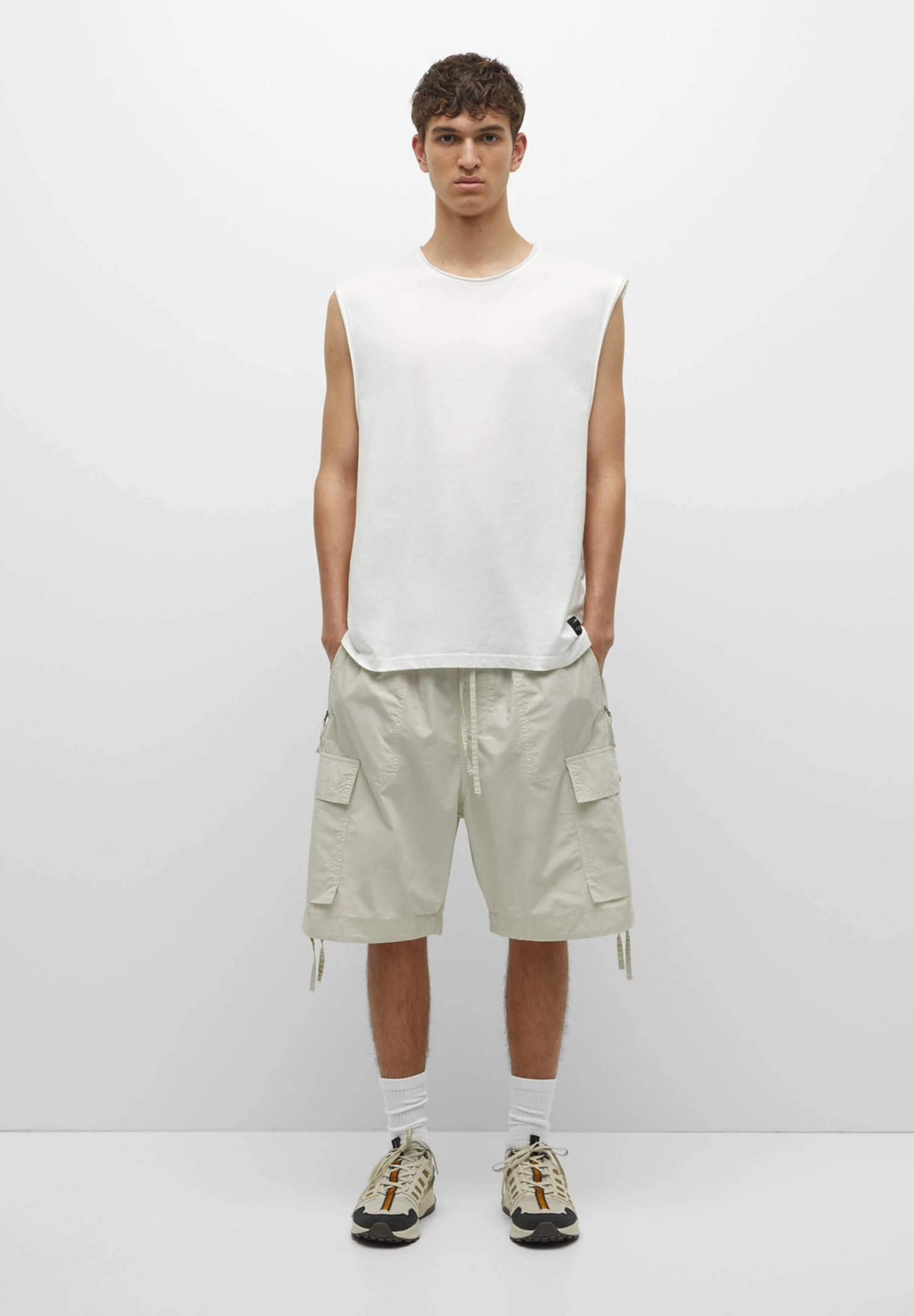 PULL & BEAR Basic Coloured StrappyTopWhite Uomo T-shirt E Polo PUC22O1LI-A11 2 PULL & BEAR Basic Coloured StrappyTopWhite Uomo T-shirt E Polo PUC22O1LI-A11 - immagine 2