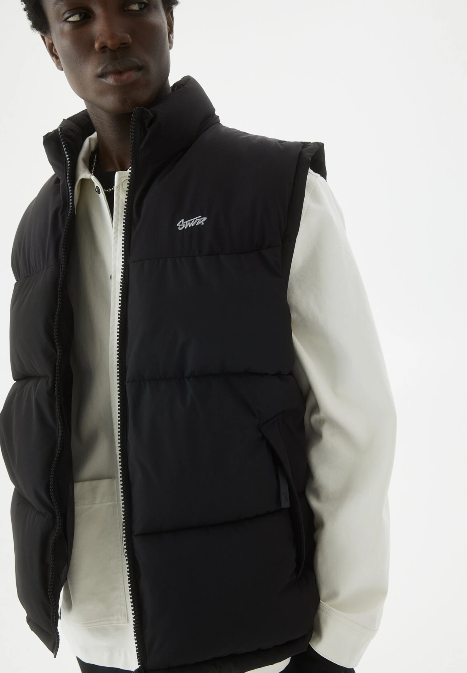 PULL & BEAR Basic - Puffer Gilet - Smanicato - Black 4 PULL & BEAR Basic - Puffer Gilet - Smanicato - Black - immagine 4