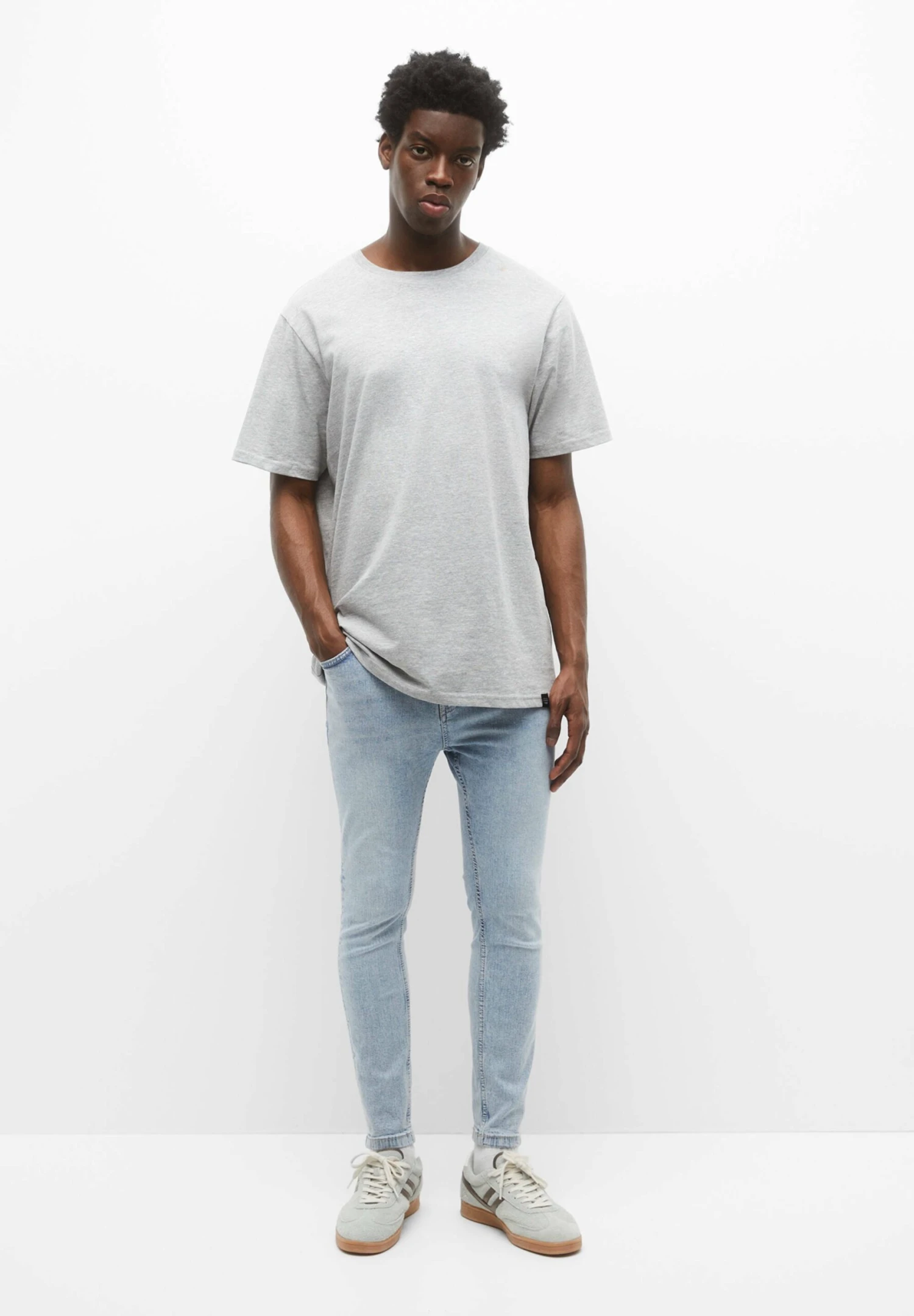 PULL & BEAR Basic Carrot FitJeans Slim FitLight Blue Denim Uomo Jeans PUC22G0OU-K11 2 PULL & BEAR Basic Carrot FitJeans Slim FitLight Blue Denim Uomo Jeans PUC22G0OU-K11 - immagine 2