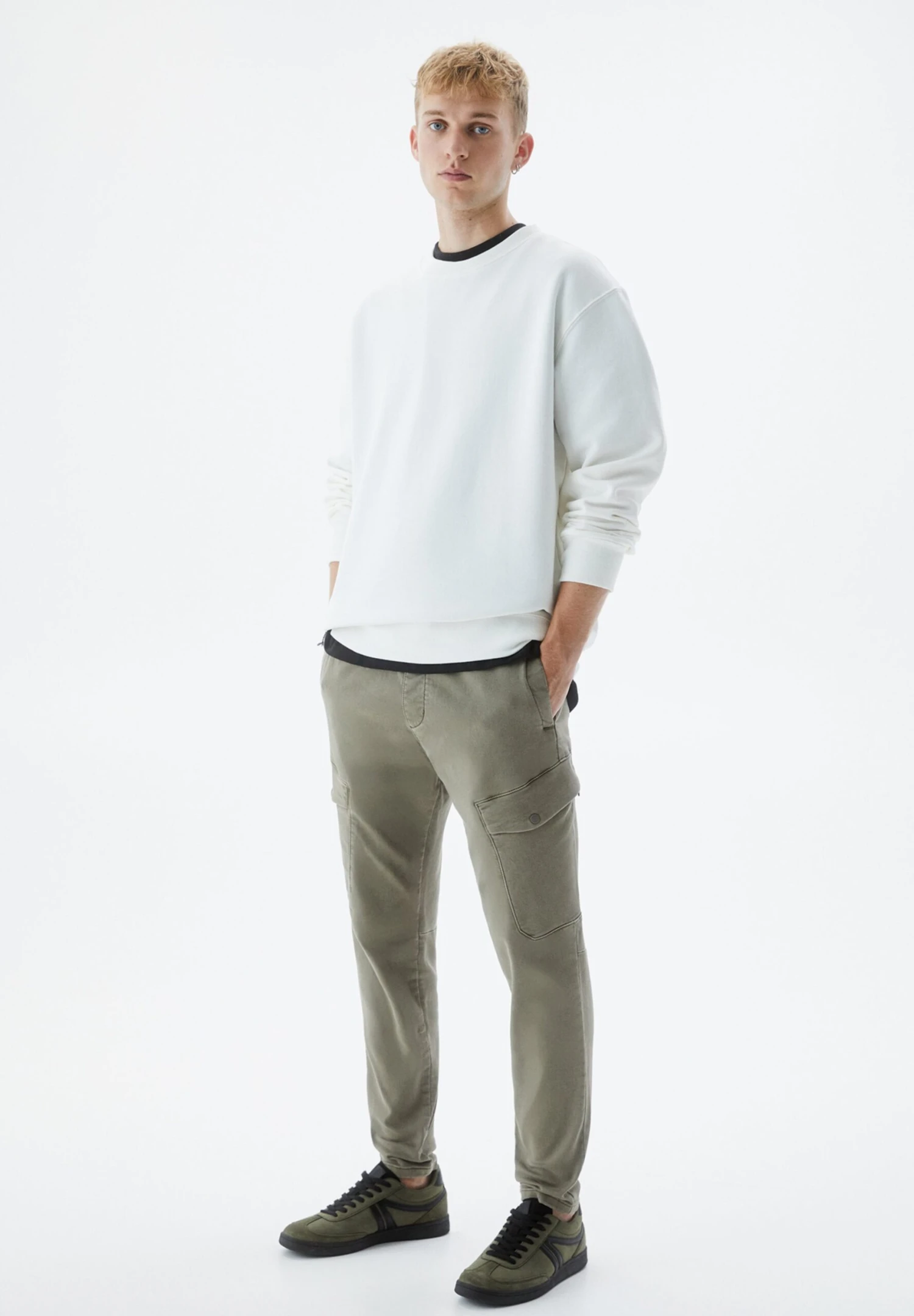 PULL & BEAR With PocketsPantaloni SportiviKhaki Uomo Pantaloni Sportivi E Joggers PUC22E0EV-N11 2 PULL & BEAR With PocketsPantaloni SportiviKhaki Uomo Pantaloni Sportivi E Joggers PUC22E0EV-N11 - immagine 2
