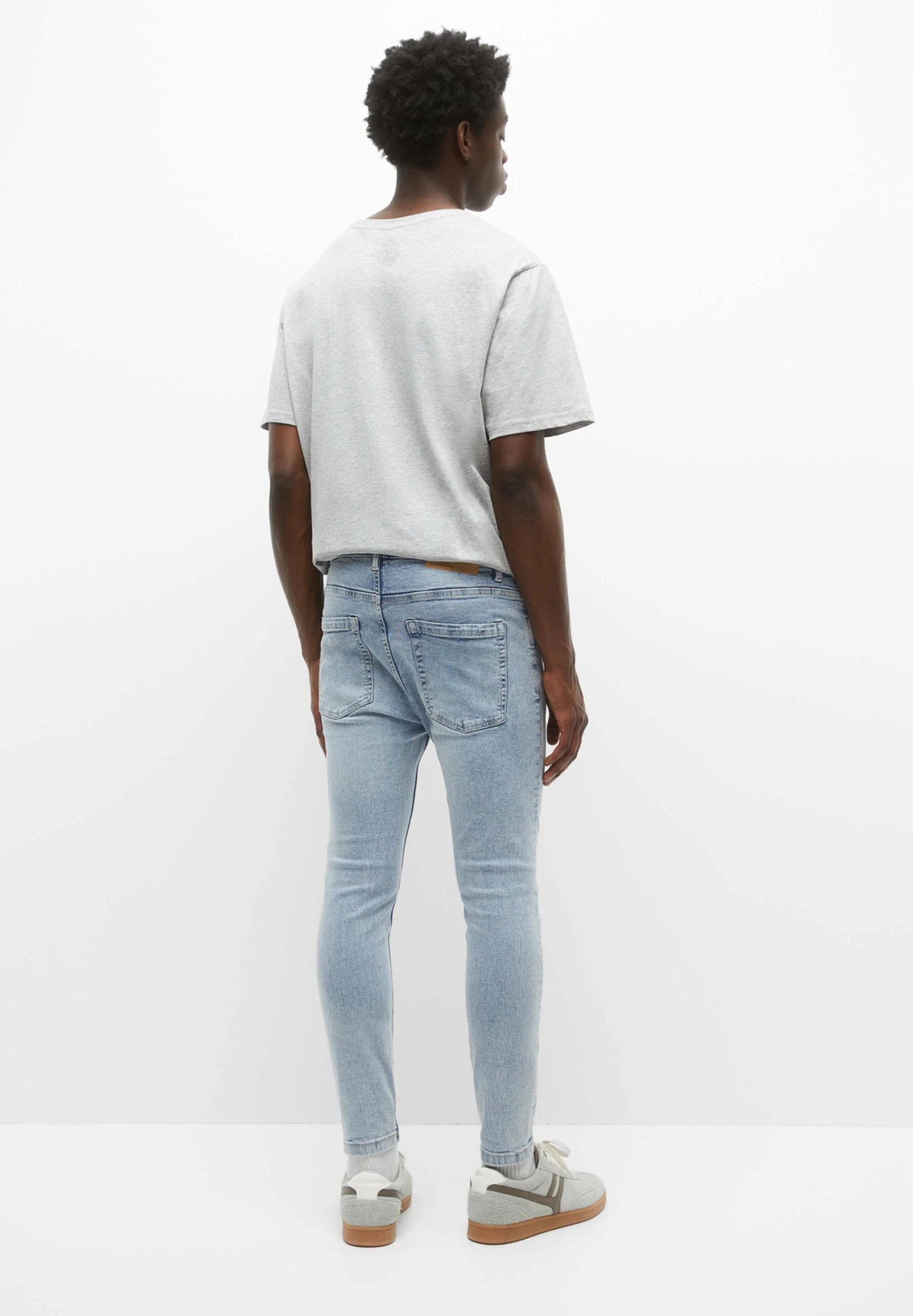 PULL & BEAR Basic Carrot FitJeans Slim FitLight Blue Denim Uomo Jeans PUC22G0OU-K11 3 PULL & BEAR Basic Carrot FitJeans Slim FitLight Blue Denim Uomo Jeans PUC22G0OU-K11 - immagine 3
