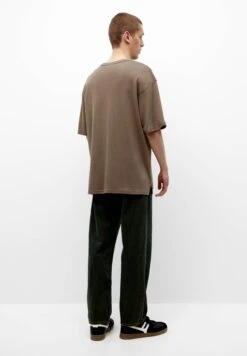 PULL & BEAR Short SleeveWith Pocket - T-Shirt Basic - Brown -Pull & Bear 8736e6e0e0e44d82bbe2ee942dfbb6a2