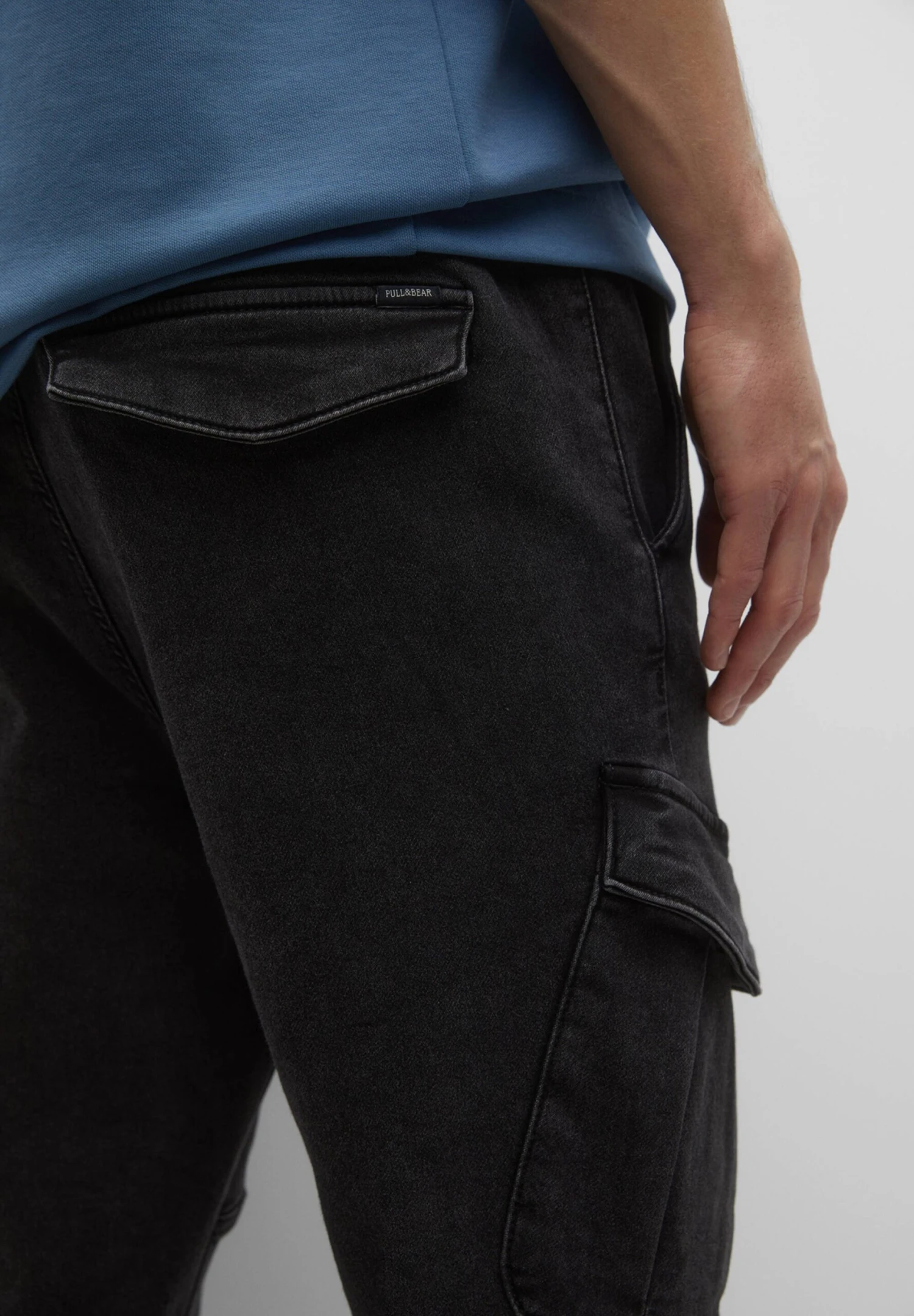 PULL & BEAR Basic Cargo- Jeans Tapered Fit - Black Denim 5 PULL & BEAR Basic Cargo- Jeans Tapered Fit - Black Denim - immagine 5