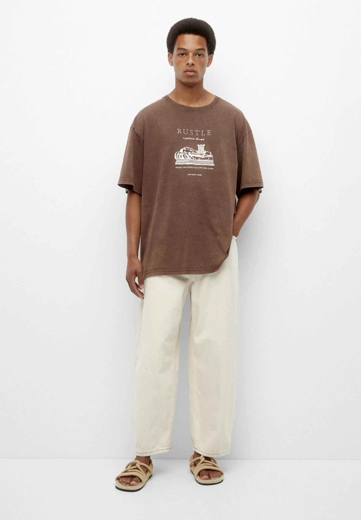 PULL & BEAR With A Rustle GraphicT-Shirt Con StampaLight Brown Uomo T-shirt E Polo PUC22O1OY-O11 2 PULL & BEAR With A Rustle GraphicT-Shirt Con StampaLight Brown Uomo T-shirt E Polo PUC22O1OY-O11 - immagine 2