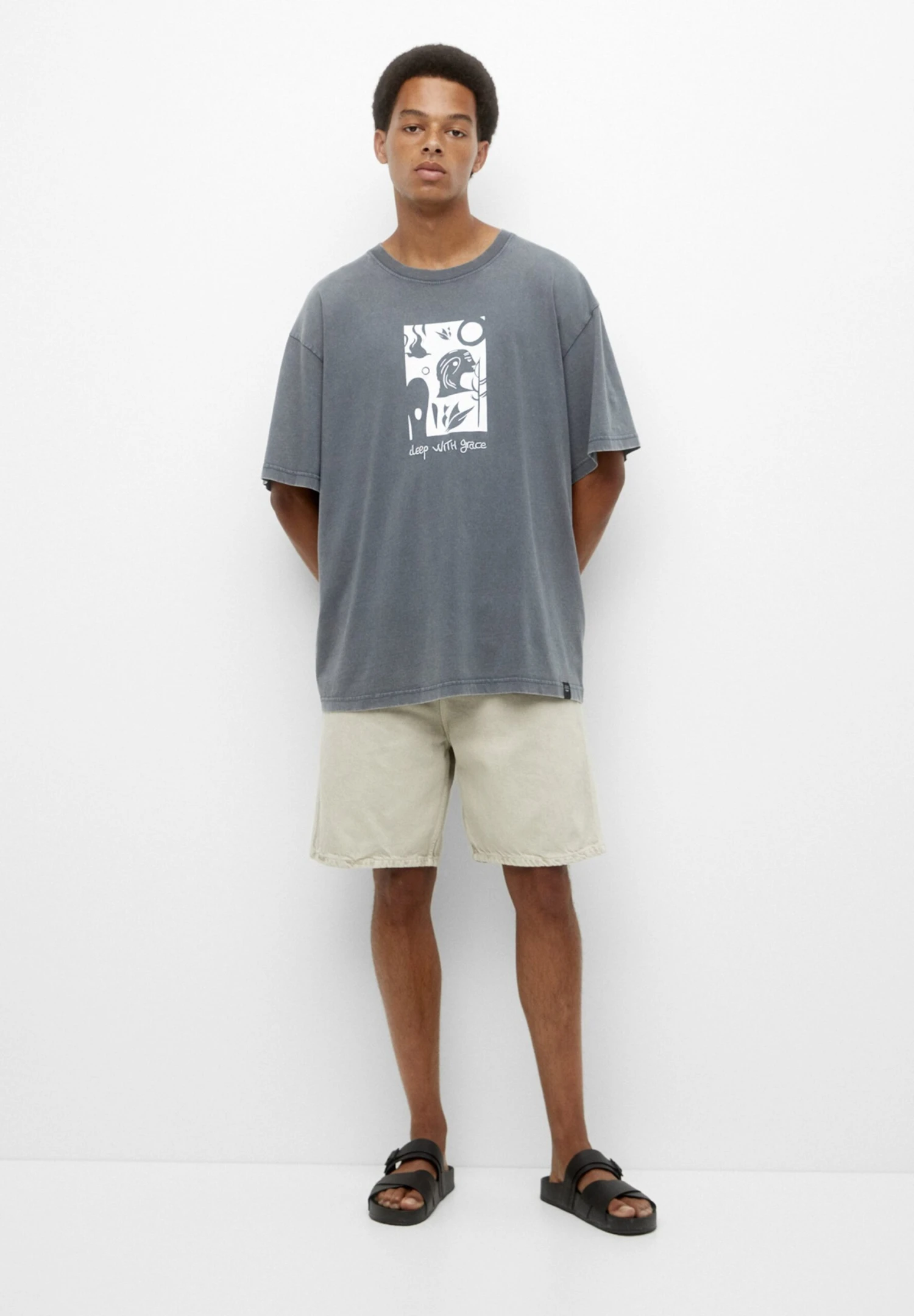 PULL & BEAR Deep With Grace Graphic - T-Shirt Con Stampa - Grey 2 PULL & BEAR Deep With Grace Graphic - T-Shirt Con Stampa - Grey - immagine 2