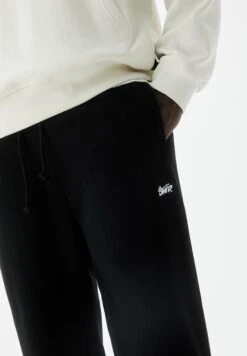 PULL & BEAR Standard Fit - Joggers - Pantaloni Sportivi - Black 11 PULL & BEAR Standard Fit - Joggers - Pantaloni Sportivi - Black -Pull & Bear 8b94eead38a44b83aa0459f67e8bcf92