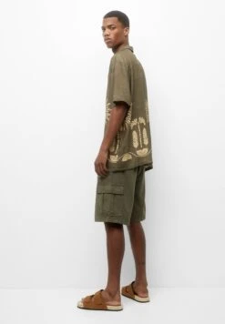 PULL & BEAR Print Short Sleeve - Camicia - Khaki -Pull & Bear 8e4389cdb06c4e13bdb9aaa41e7eb6f4