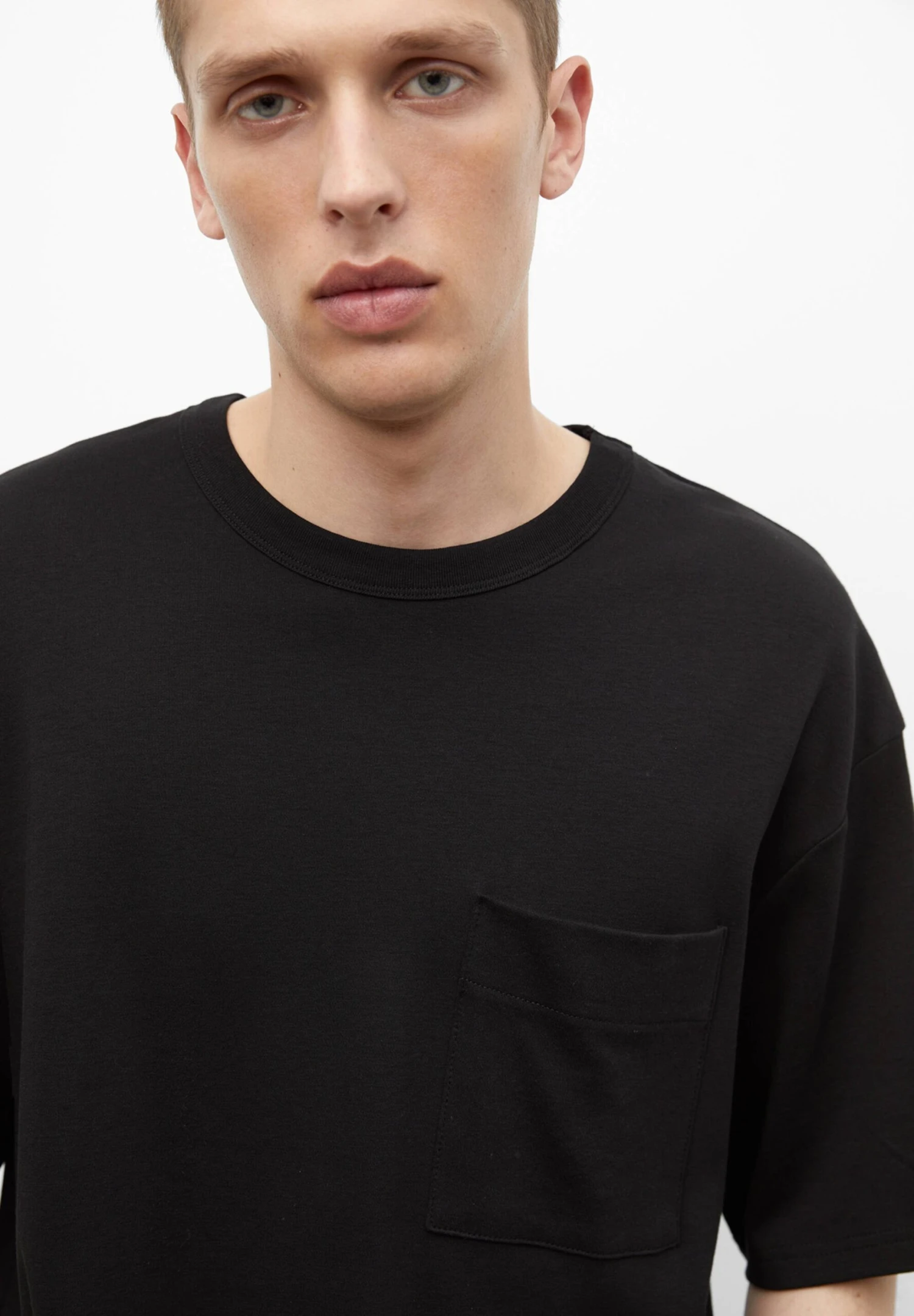 PULL & BEAR Short SleeveWith PocketT-Shirt BasicBlack Uomo T-shirt E Polo PUC22O1N4-Q11 4 PULL & BEAR Short SleeveWith PocketT-Shirt BasicBlack Uomo T-shirt E Polo PUC22O1N4-Q11 - immagine 4