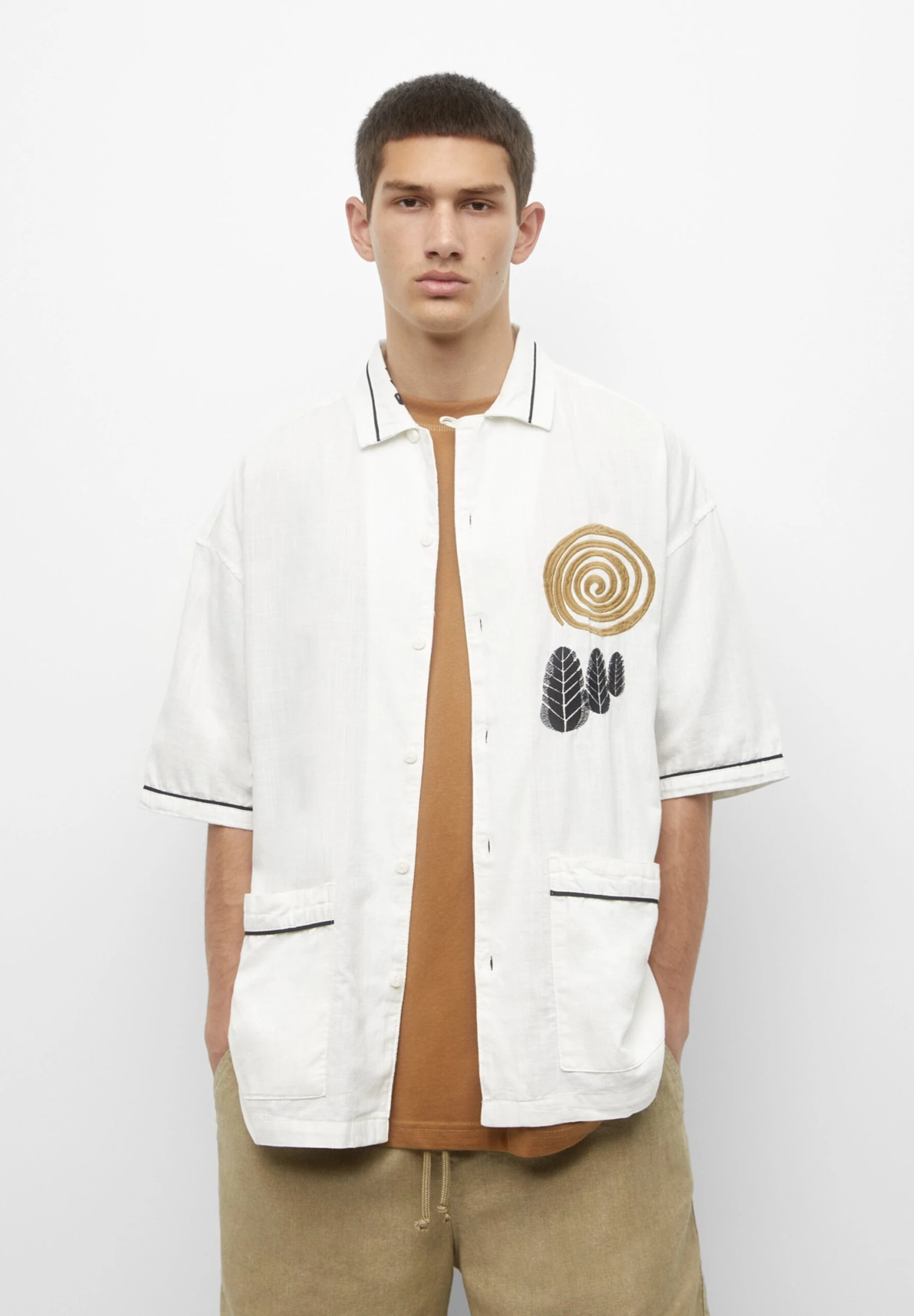 PULL & BEAR Embroidered Short SleeveCamiciaWhite Uomo Camicie PUC82N000-A11 2 PULL & BEAR Embroidered Short SleeveCamiciaWhite Uomo Camicie PUC82N000-A11 - immagine 2