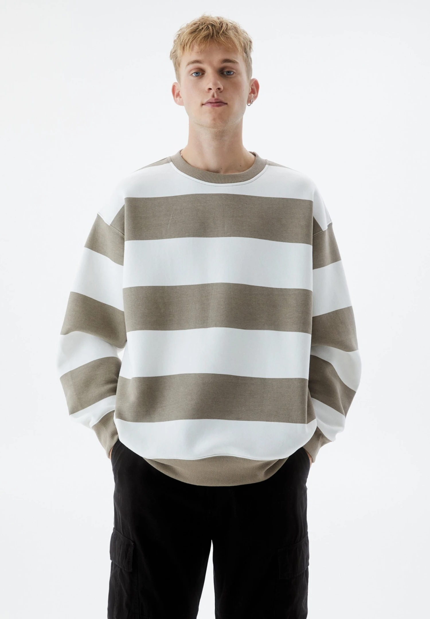 PULL & BEAR Basic Round Neck StripedFelpaLight Brown Uomo Maglieria E Felpe PUC22S0R7-O11 1 PULL & BEAR Basic Round Neck StripedFelpaLight Brown Uomo Maglieria E Felpe PUC22S0R7-O11