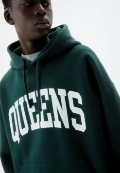 PULL & BEAR Queens Felpa Con CappuccioDark Green Uomo Maglieria E Felpe PUC22S0QX-M11 11 PULL & BEAR Queens Felpa Con CappuccioDark Green Uomo Maglieria E Felpe PUC22S0QX-M11 -Pull & Bear 91ca202f27ba402b8c2114a388d72ce1