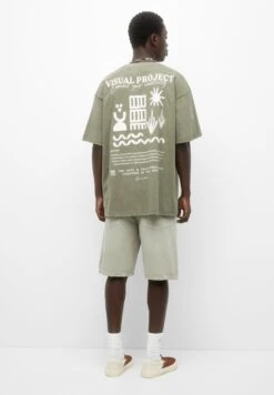 PULL & BEAR With Short Sleeves And Slogan PrintT-Shirt Con StampaKhaki Uomo T-shirt E Polo PUC22O1OO-N11