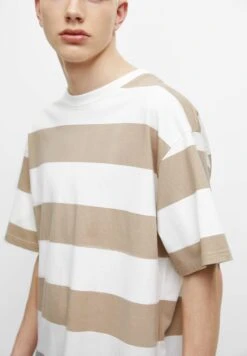 PULL & BEAR Striped Short SleeveT-Shirt Con StampaSand Uomo T-shirt E Polo PUC22O1KJ-B11 10 PULL & BEAR Striped Short SleeveT-Shirt Con StampaSand Uomo T-shirt E Polo PUC22O1KJ-B11 -Pull & Bear 92ff5fab810e477292891d1281c9d7d8