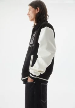 PULL & BEAR University - Giubbotto Bomber - Black 11 PULL & BEAR University - Giubbotto Bomber - Black -Pull & Bear 940f3a63ad0c4484bd9e3a9fe5f7f556