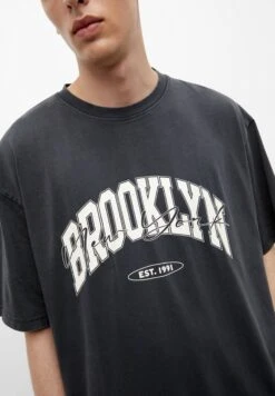 PULL & BEAR Varsity Short Sleeve T-Shirt Con StampaGrey Uomo T-shirt E Polo PUC22O1N9-C11 -Pull & Bear 96a3a1f19a014e3d9d9c21bab96d0129