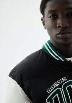 PULL & BEAR Hooded Puffer Bomber - Giacca Invernale - Black -Pull & Bear 9a0120f26fa549fcaff6ae515e2cbcd2