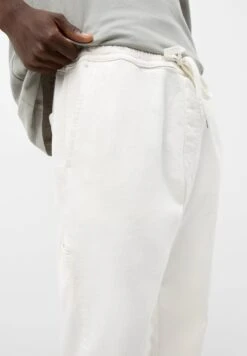 PULL & BEAR Basic Pantaloni SportiviWhite Uomo Pantaloni Sportivi E Joggers PUC22E0EQ-A11 -Pull & Bear a2505105d5184d668974235308883753