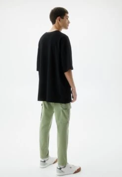 PULL & BEAR Straight Fit - Pantaloni Cargo - Khaki -Pull & Bear a2bb133b316d4bf2a4387dedc16cefa8