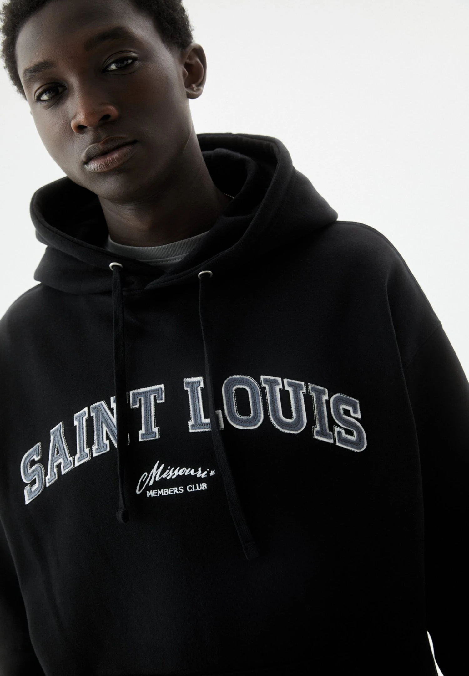 PULL & BEAR Louis Varsity Felpa Con CappuccioBlack Uomo Maglieria E Felpe PUC22S0R1-Q11 5 PULL & BEAR Louis Varsity Felpa Con CappuccioBlack Uomo Maglieria E Felpe PUC22S0R1-Q11 - immagine 5