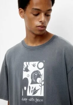 PULL & BEAR Deep With Grace Graphic - T-Shirt Con Stampa - Grey 8 PULL & BEAR Deep With Grace Graphic - T-Shirt Con Stampa - Grey -Pull & Bear a37deeea96cb4a86b52db365ad3994b3
