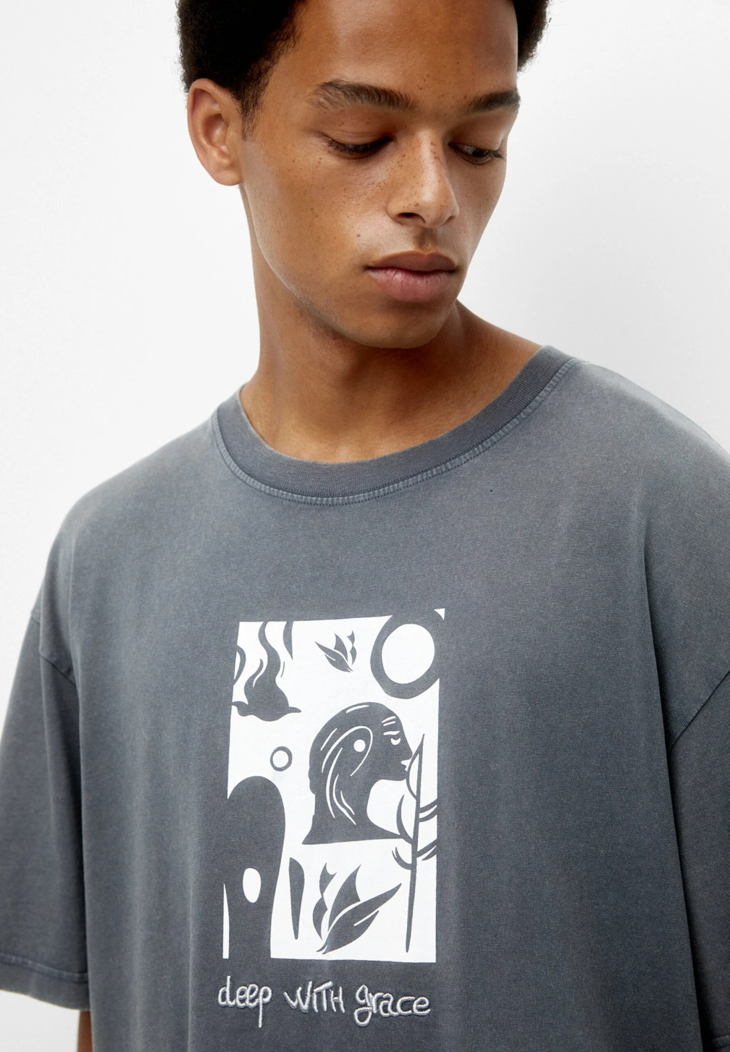 PULL & BEAR Deep With Grace Graphic - T-Shirt Con Stampa - Grey 4 PULL & BEAR Deep With Grace Graphic - T-Shirt Con Stampa - Grey - immagine 4