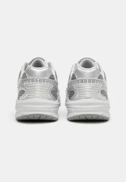 PULL & BEAR SNEAKERS - Sneakers Basse - Silver-coloured -Pull & Bear a94525e434c04f9e808dcd5ff64e8940