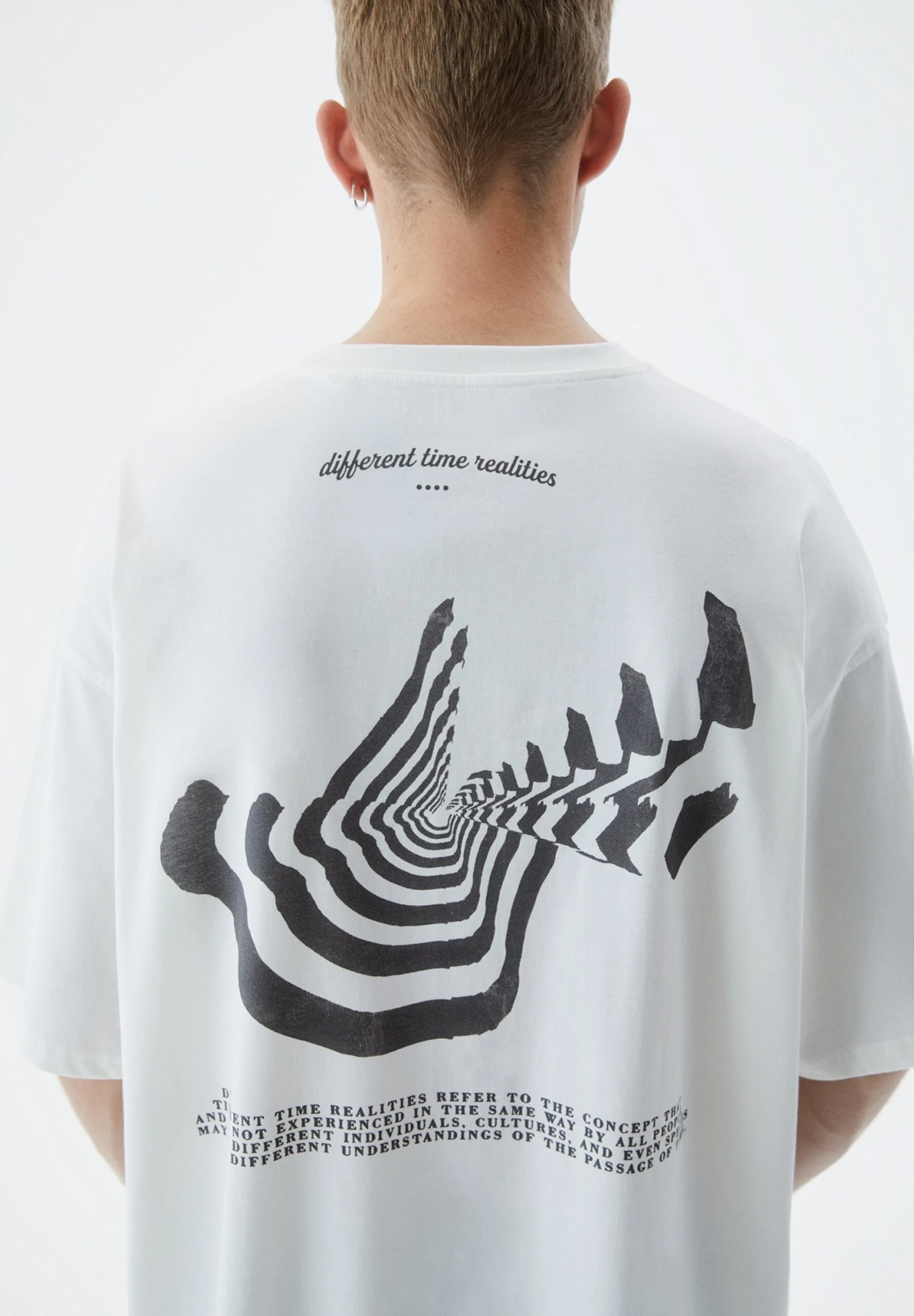 PULL & BEAR Different Time Realities Embroidered - T-Shirt Con Stampa - White 5 PULL & BEAR Different Time Realities Embroidered - T-Shirt Con Stampa - White - immagine 5