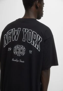 PULL & BEAR Short Sleeve Brooklyn Streets - T-Shirt Con Stampa - Black -Pull & Bear ac13f85c7b494f57b829638c3934e951