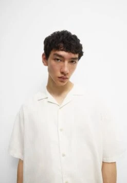 PULL & BEAR Basic Short Sleeve - Camicia - White -Pull & Bear ae6f743137a34558959f3ece12ab13d3