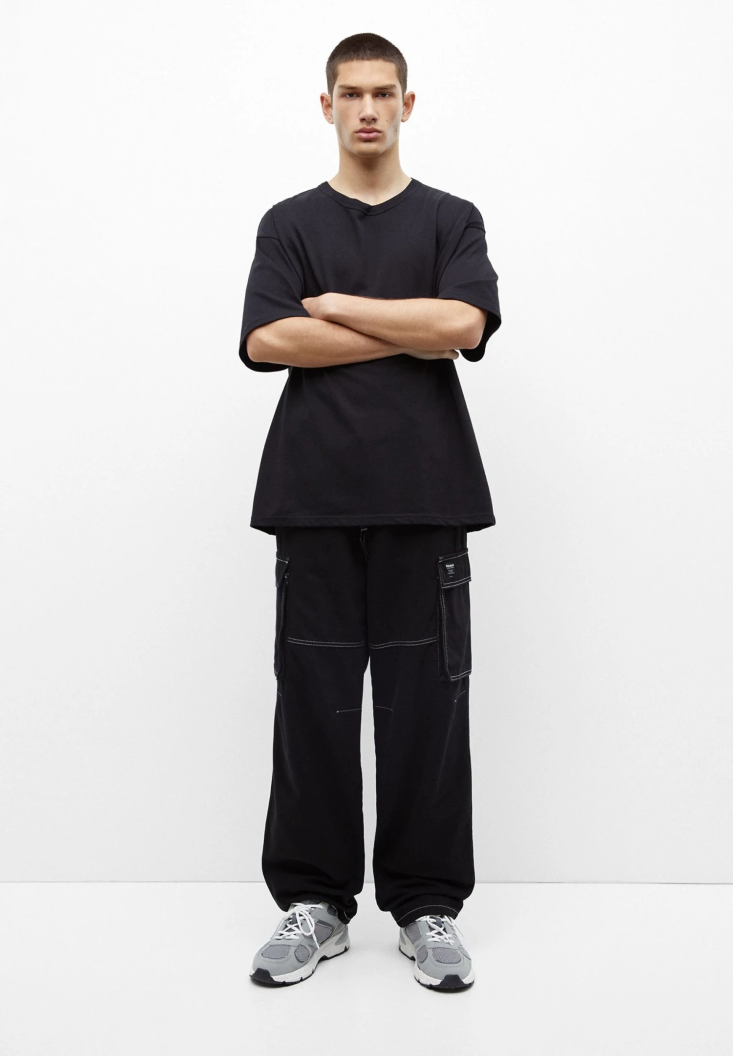 PULL & BEAR With Contrast Stitching- Pantaloni Cargo - Mottled Black 2 PULL & BEAR With Contrast Stitching- Pantaloni Cargo - Mottled Black - immagine 2