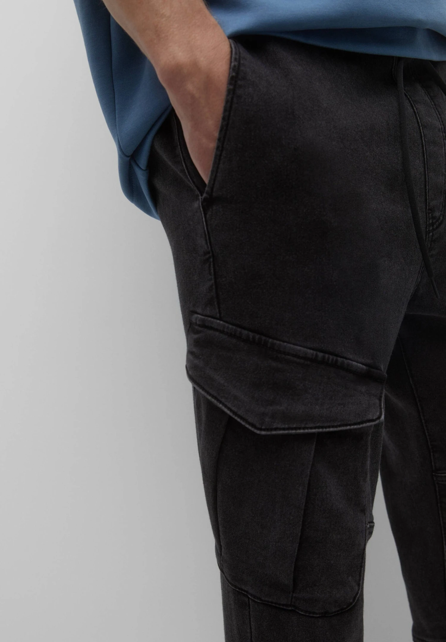 PULL & BEAR Basic Cargo- Jeans Tapered Fit - Black Denim 4 PULL & BEAR Basic Cargo- Jeans Tapered Fit - Black Denim - immagine 4