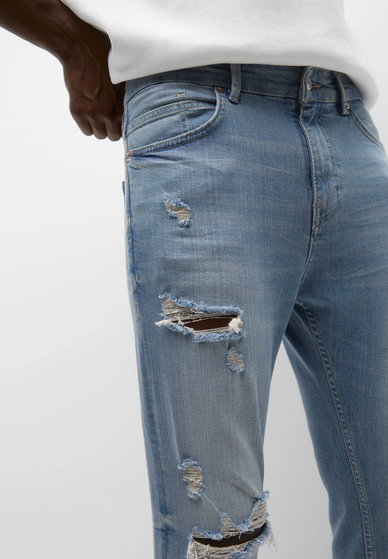 PULL & BEAR Ripped Carrot FitJeans Tapered FitLight Blue Denim Uomo Jeans PUC22G0NI-K12 4 PULL & BEAR Ripped Carrot FitJeans Tapered FitLight Blue Denim Uomo Jeans PUC22G0NI-K12 - immagine 4